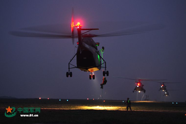 东部战区陆军某陆航团开展跨昼夜机降协同训练