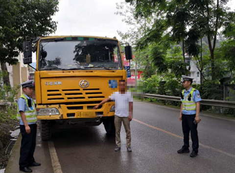 【B】男子使用其他車輛號牌駕車上路 重慶黔江公安交巡警依法處罰