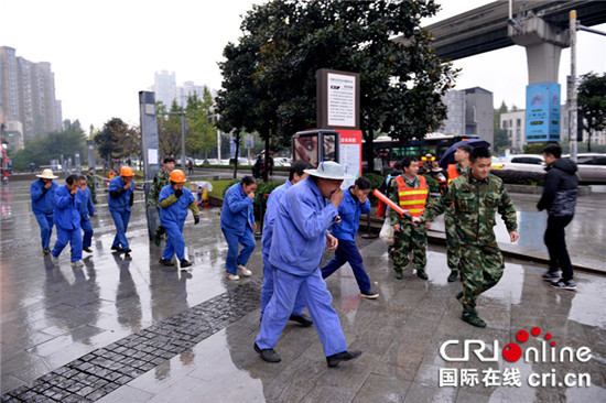 已过审【法制安全】两江新区开展商场消防应急疏散实战演练