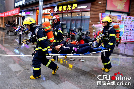 两江新区开展商场消防应急疏散实战演练