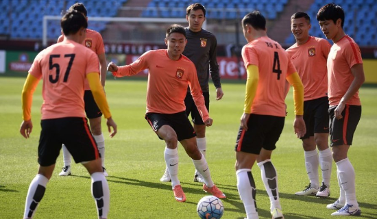 恒大训练被偷拍 球场藏铁钉(图)