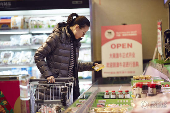 董洁素颜超市购物  被网友赞其逆生长_娱乐_腾讯网