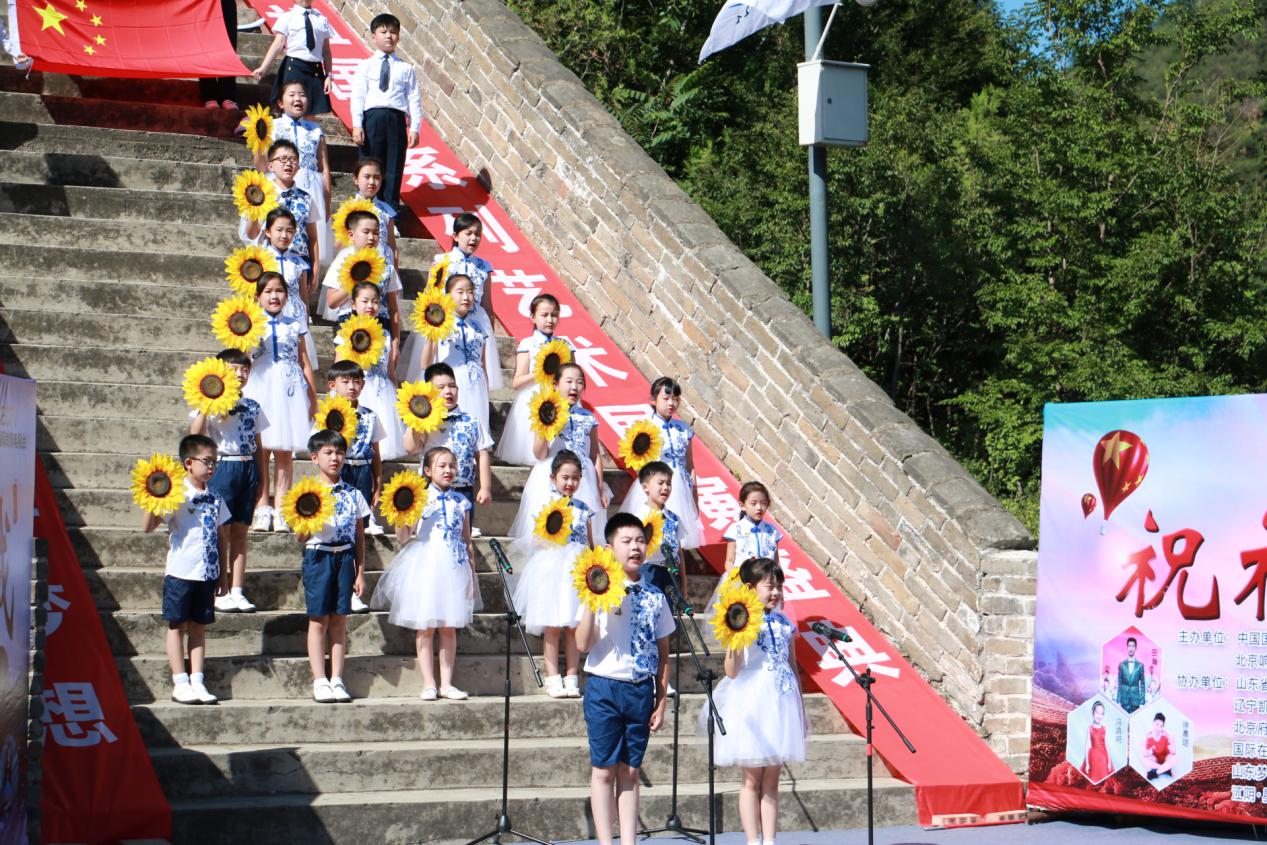 “遼寧童音”誦讀團登長城誦詩歌 向新中國成立70週年獻禮