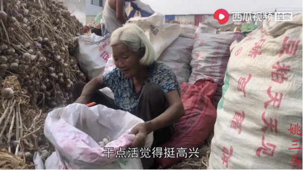 一生没打过针，81岁摘葱剪蒜只为高兴，“硬核”奶奶走红西瓜视频