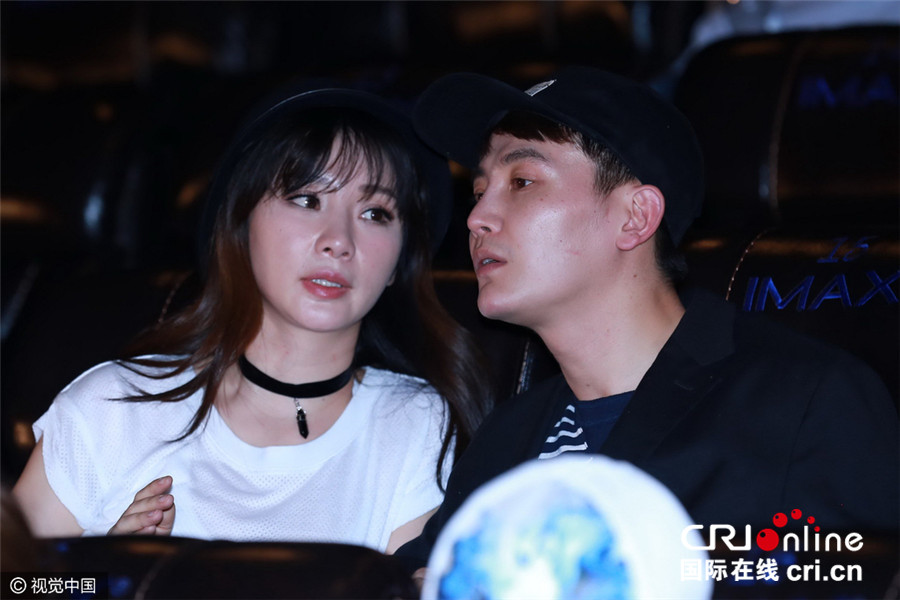 柳岩懒理"闹伴娘"与孙坚看电影贴耳热聊 脸部浮肿略微发福