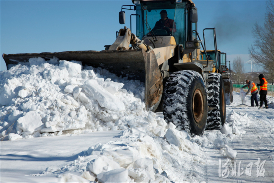 河北豐寧：清積雪 保暢通