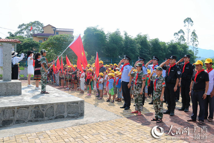 中越邊境警民手拉手護界碑