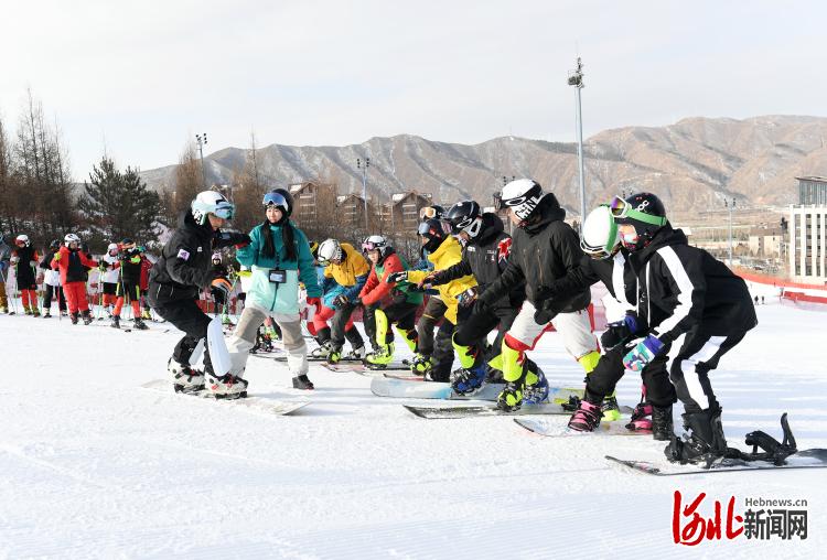 河北：冰雪运动火校园