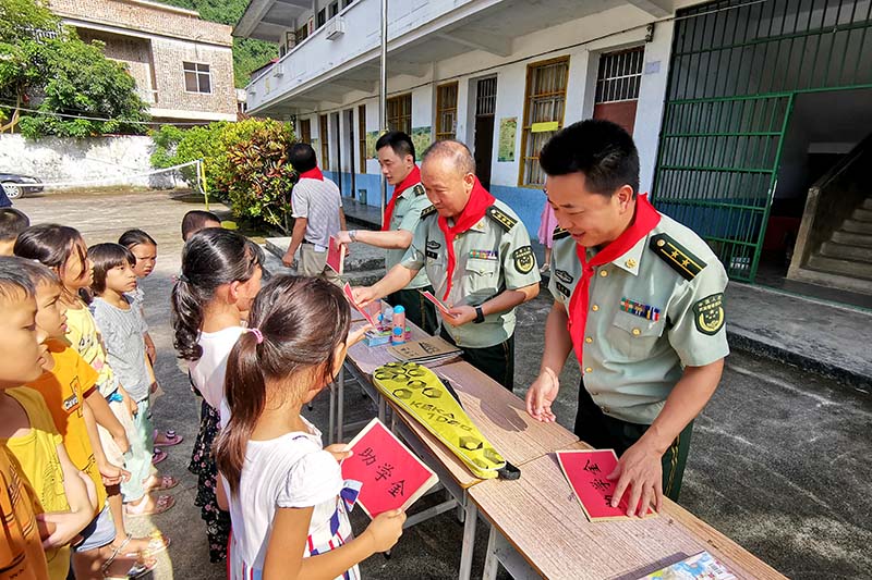 广西崇左：武警官兵把党的温暖送到贫困山区孩子手中