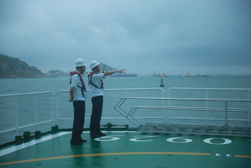 图片默认标题_fororder_风雨中现场海事人员指挥保障护航工作