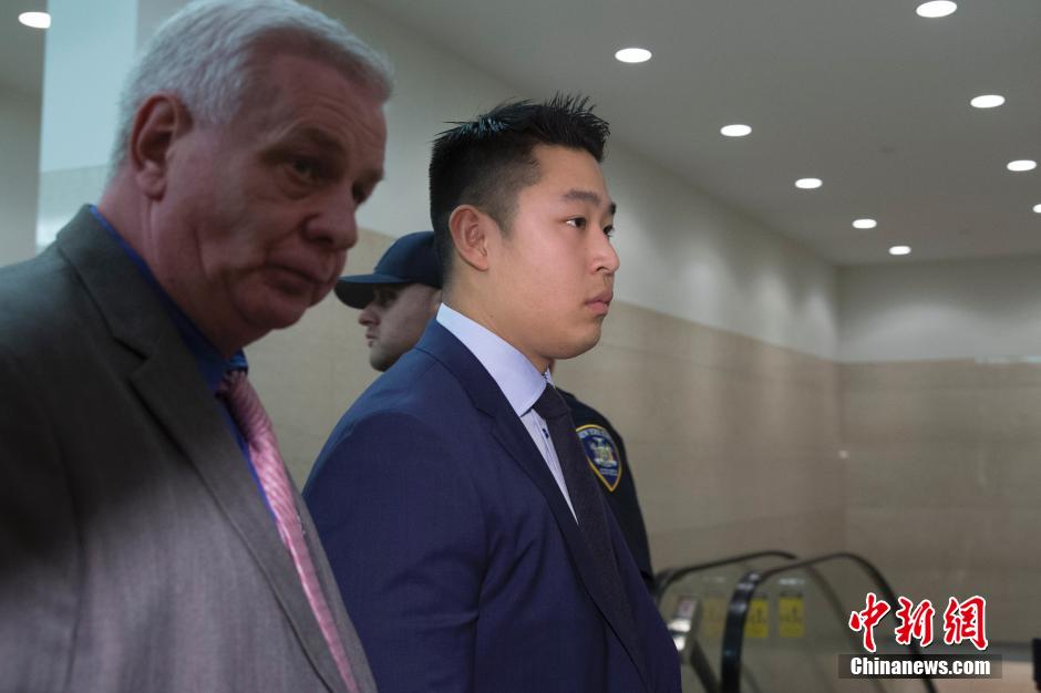 纽约华裔警察梁彼得案宣判律师露出笑容组图