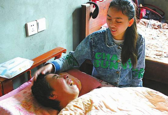 16岁少女弃学照顾瘫痪母亲：我不陪伴 妈妈会哭