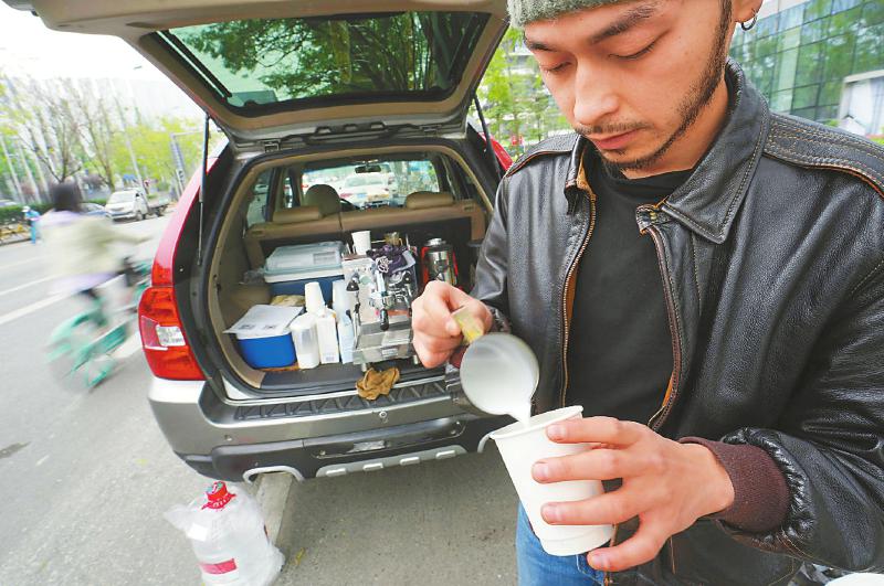 （中首）挪动咖啡车 成都街头醇香生涯