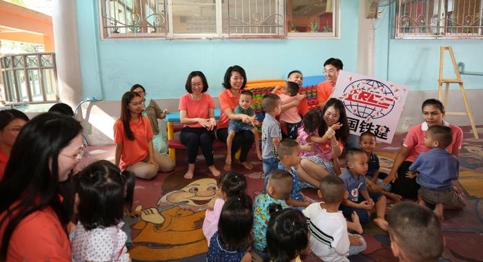 图片默认标题_fororder_3、孩子们与中国“爸爸妈妈”在一起