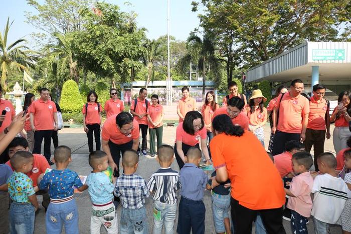 图片默认标题_fororder_4、公司向福利院的孩子们捐赠礼物