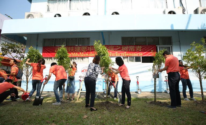 图片默认标题_fororder_5、公司员工与福利院共同种下友谊树