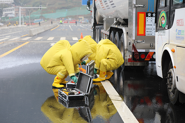 宜宾筠连县消防救援大队完成筠连县2021年危险化学品运输事故应急演练_fororder_摄影：高汇川