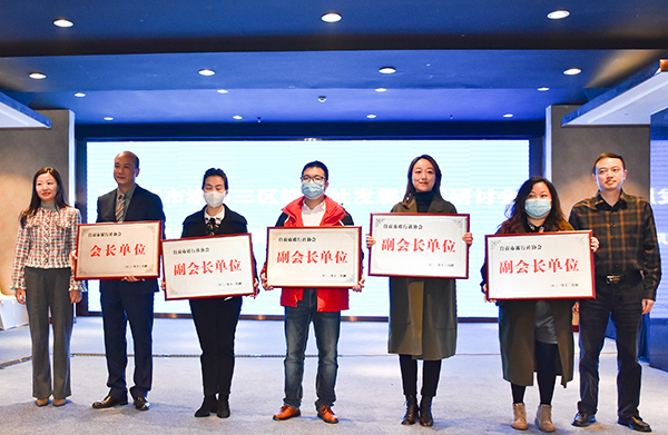 共谋旅游行业高质量发展 自贡市旅行社协会正式成立_fororder_5现场为会长、副会长单位授牌（摄影-赵丽）