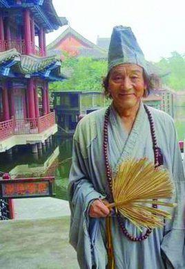 游本昌：进养老院是假新闻