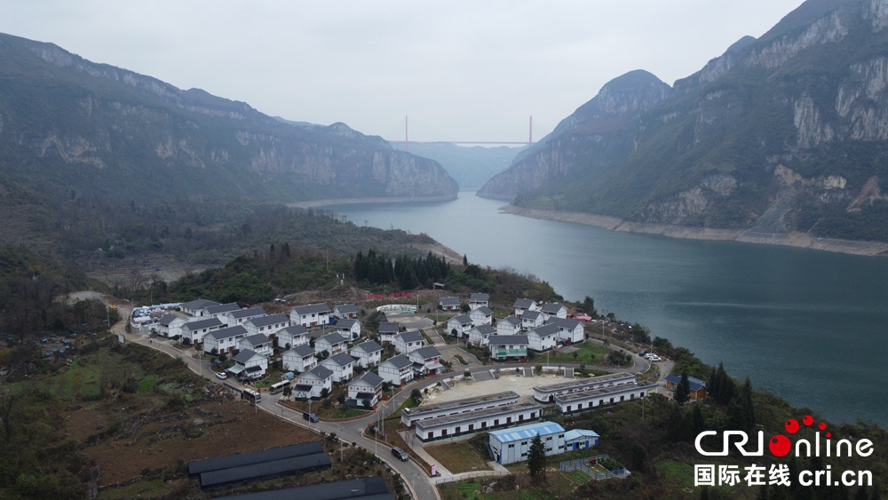 （原创）【2021共舞长江经济带】贵州黔西化屋村：见证乌江源绿色发展的苗族村落_fororder_当地苗族同胞搬进了漂亮的移民安置区。.JPG