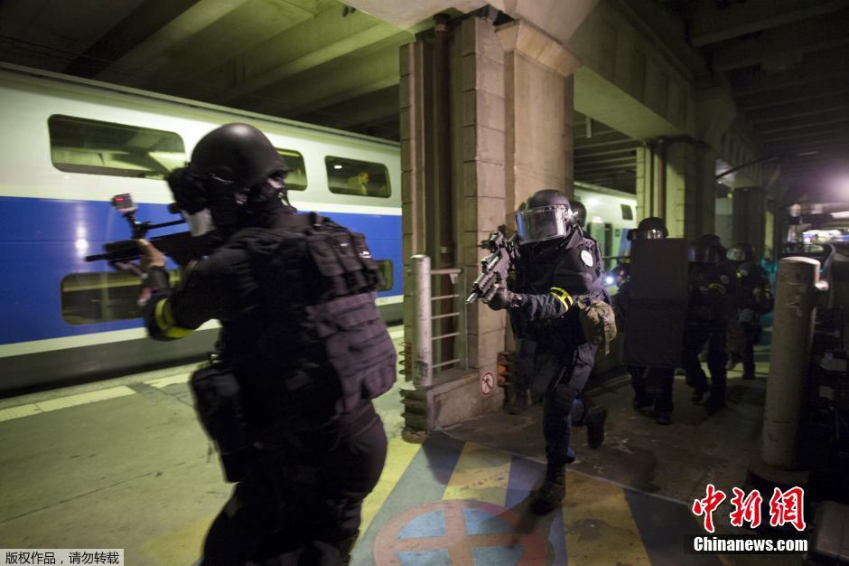 法国三大反恐王牌部队举行联合反恐演习