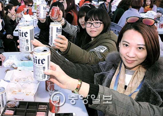 韩媒：韩国禁止户外售生啤 中国游客不满