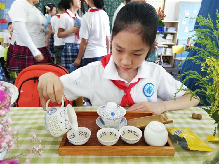 （B 焦点图 移动版）南京市中山小学学生欢度“六一”