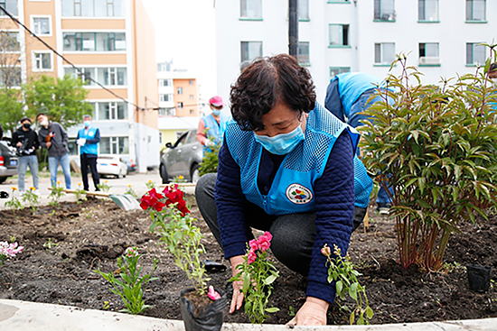 【B】【吉05】延吉市北山街道開展“花壇認領種植”活動