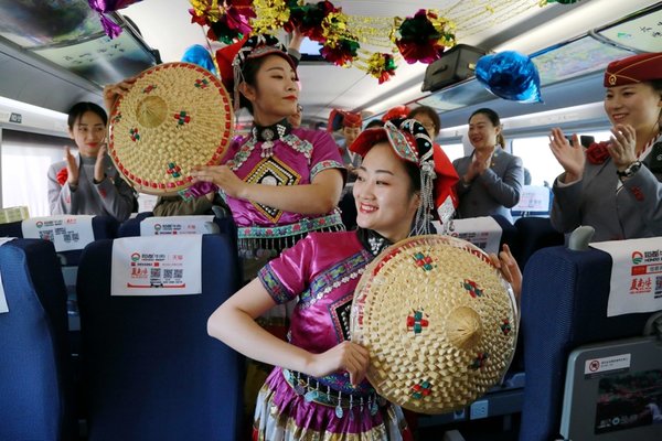 【轮播图】郑州至厦门首趟高铁列车25日开通