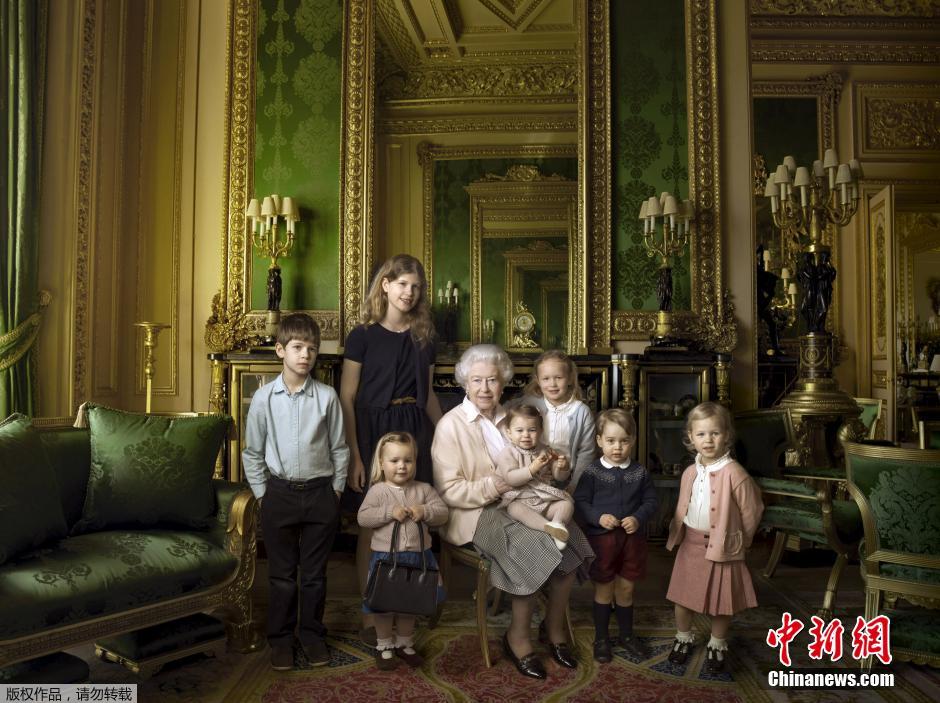英国皇室家庭合影  女王被孙辈环绕
