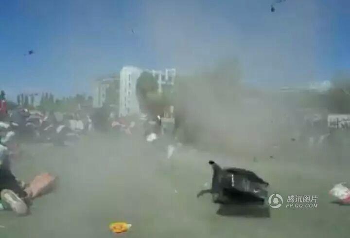 小学开运动会场地突发龙卷风 学生被卷起数米高