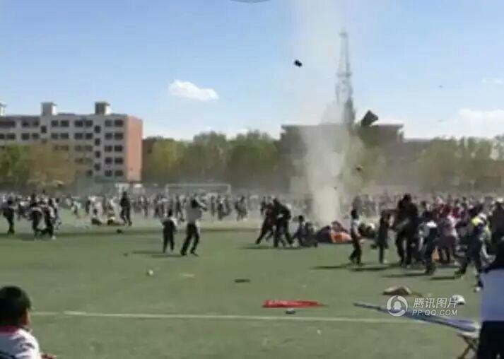 小学开运动会场地突发龙卷风 学生被卷起数米高