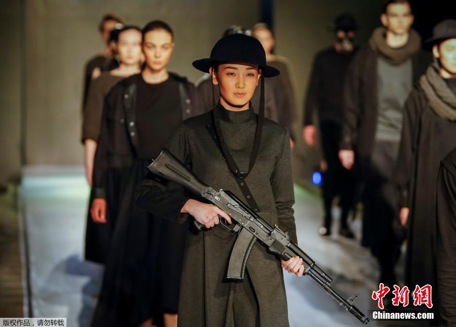 哈薩卡斯坦時裝周“火藥味”甚濃 模特持“槍”走秀