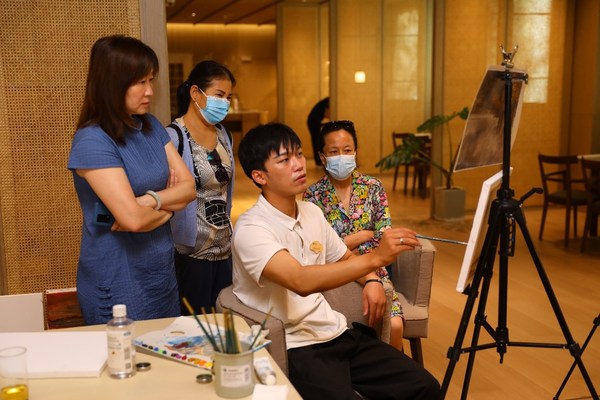 首届“恭和油画作品展”开幕 恭和家园以社群实践文化养老