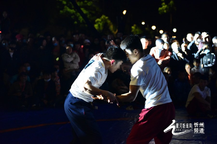 忻州古城原平秀 传统摔跤撼众人