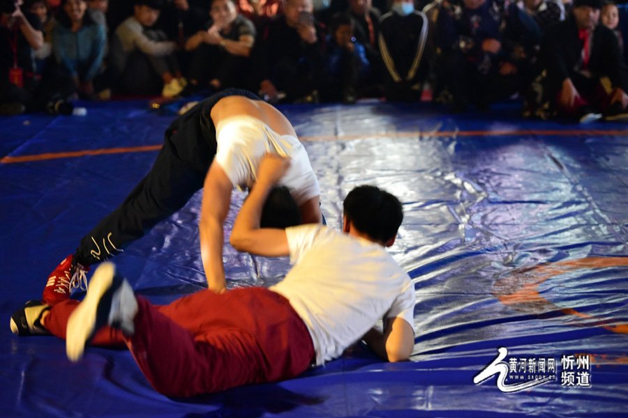忻州古城原平秀 传统摔跤撼众人