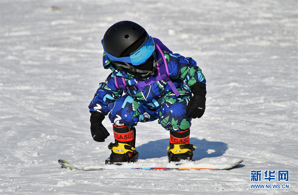 山东烟台：全民滑雪热 欢乐冰雪季