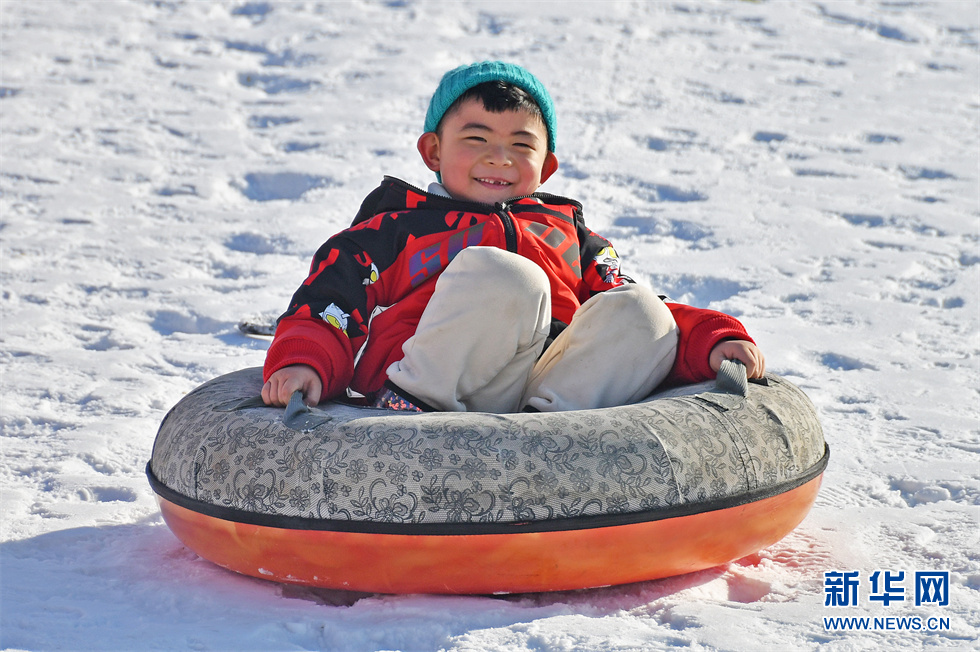 山东烟台：全民滑雪热 欢乐冰雪季