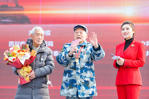 獻禮成渝鐵路通車70週年 大型電視連續劇《一路向前》內江開機_fororder_6-89歲高齡的鐵道兵戰地記者、成渝鐵路修路工人孫貽蓀（中）分享成渝鐵路修建的艱苦而光榮的歲月（攝影-廖志全）