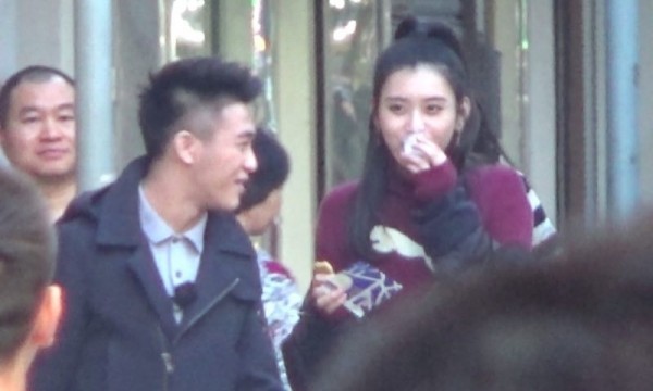 奚梦瑶和赌王儿子现身澳门 举止亲密似录恋爱节目