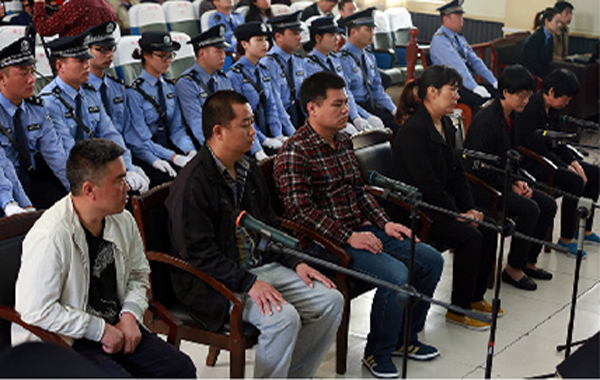 公诉人宣读起诉书(图片来源:河南省平顶山市鲁山县法院官方微博)