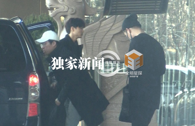 独家：“王子”出行记！邱胜翊深夜会友聚餐