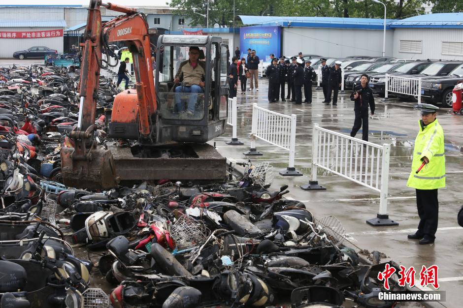 上海一违法车辆停车场内举行集中销毁行动