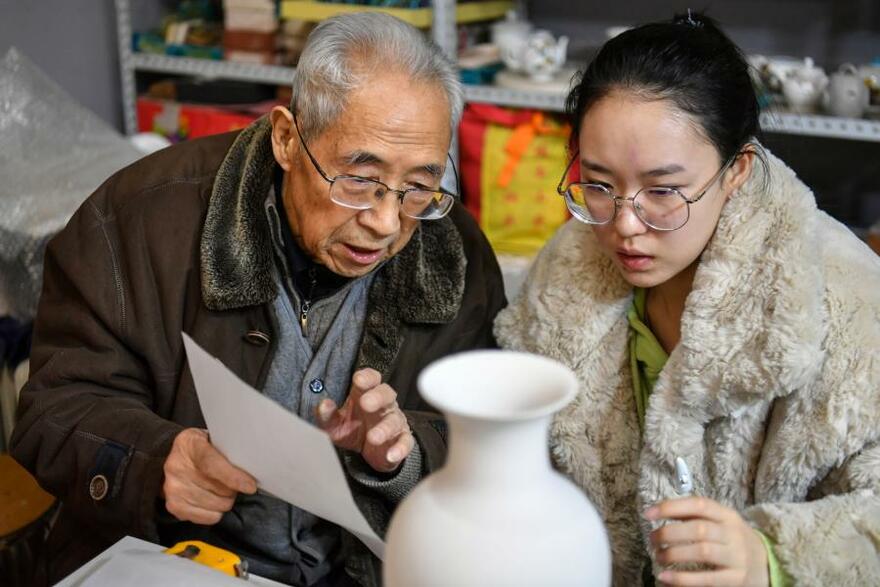 Inheritor of Colored Glaze Firing Skill Makes the Cultural Heritage Regain Its Vitality in N China_fororder_非遗13