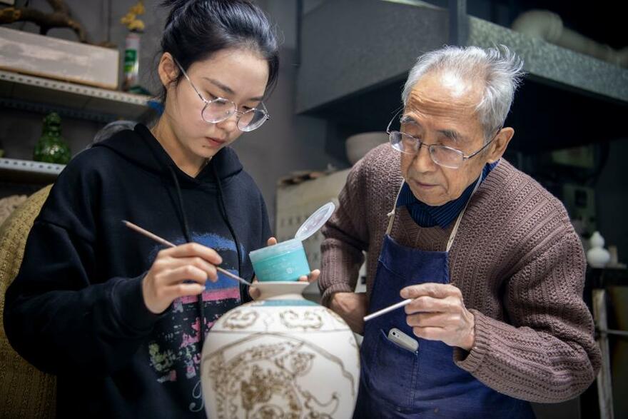 Inheritor of Colored Glaze Firing Skill Makes the Cultural Heritage Regain Its Vitality in N China_fororder_非遗14