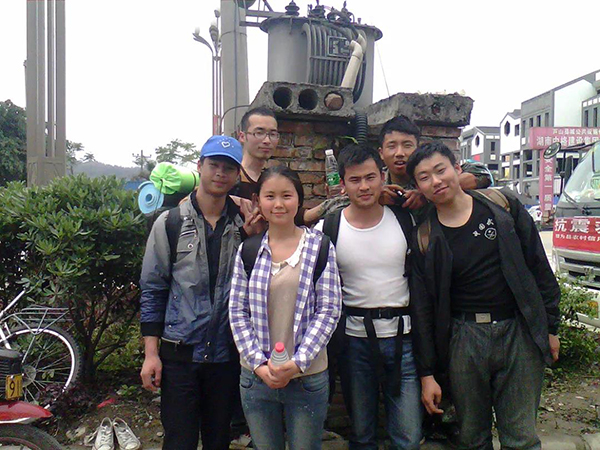 成都广大党员干部永葆初心 让红色基因代代相传_fororder_马欢参加芦山地震志愿者团队