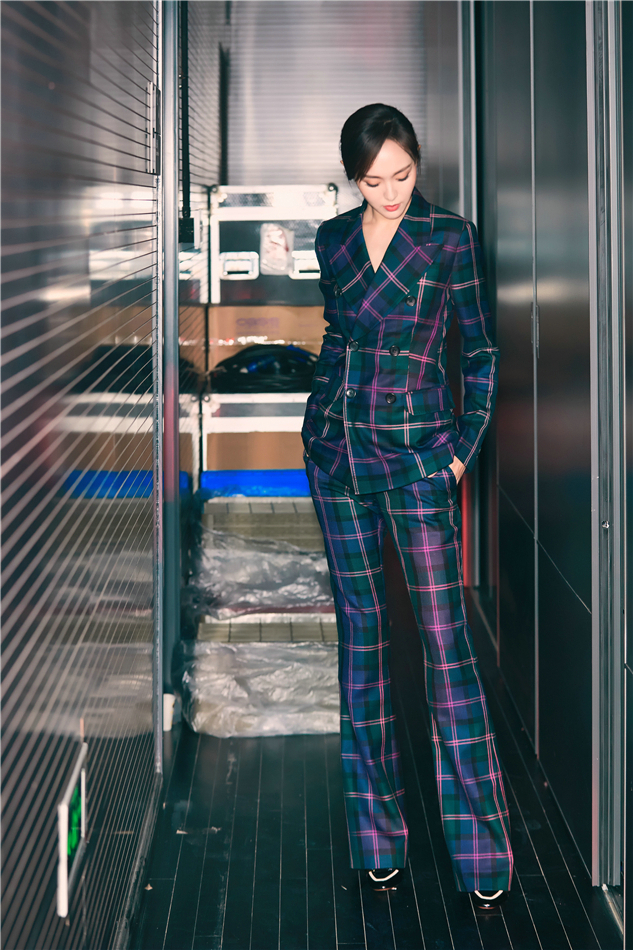 唐嫣母校分享演艺经历 称成功要脚踏实地