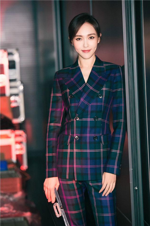 唐嫣母校分享演艺经历 称成功要脚踏实地