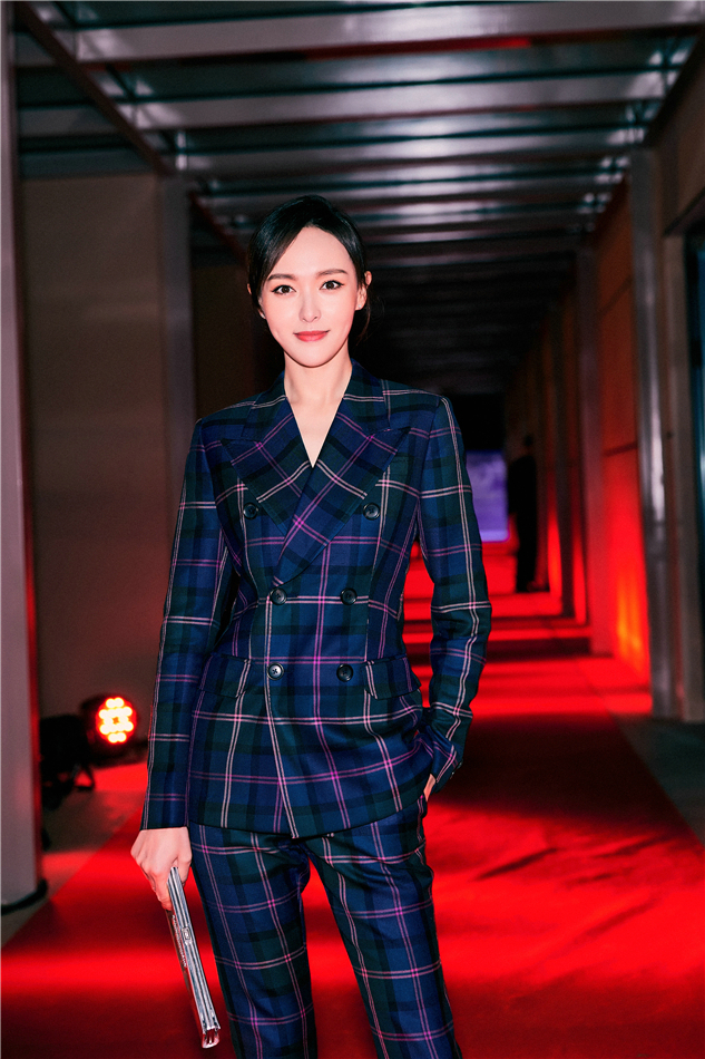 唐嫣母校分享演艺经历 称成功要脚踏实地