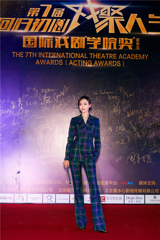 唐嫣母校分享演艺经历 称成功要脚踏实地